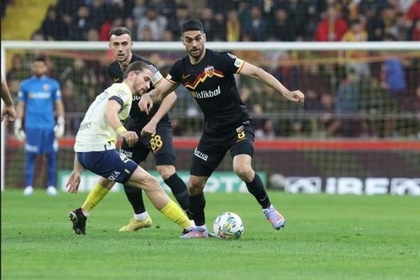  علی کریمی یک گام تا رونمایی با پیراهن استقلال