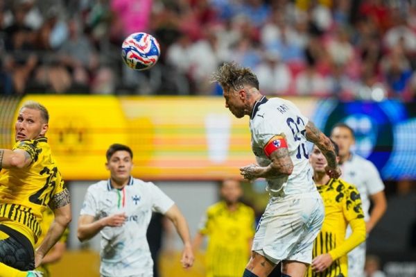 تیر دروازه مانع گلزنی راموس در دقیقه 91 عکس