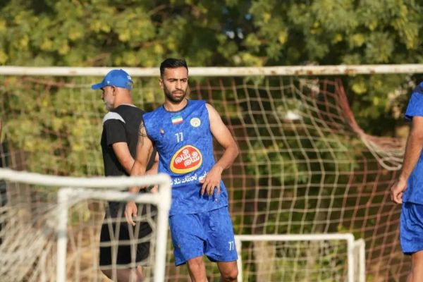  گیتاریست استقلالی‌ها در شیراز هم آبی پوشید  عکس