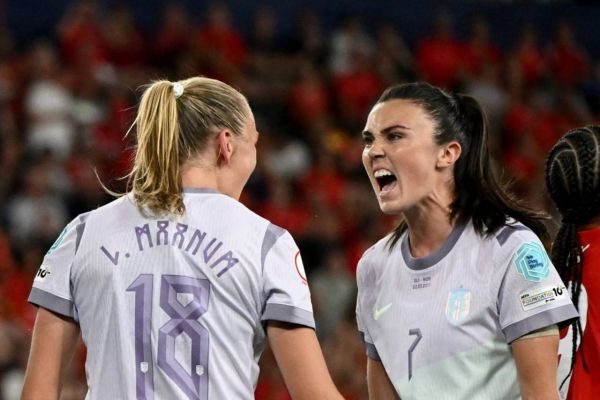  میزبان یورو کامبک خورد