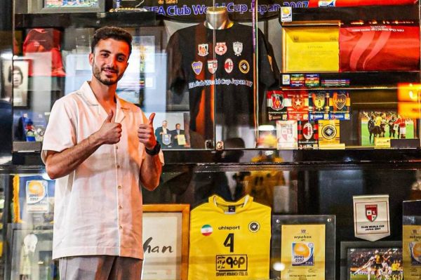 خرید جدید سپاهان و سلفی با جامهای قهرمانی عکس