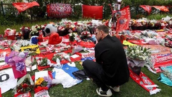 اشک و گریه کاپیتان سابق لیورپول برای ژوتا عکس