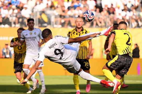  گزارش تصویری  رئال مادرید 3-2 دورتموند  یک‌چهارم نهایی جام جهانی باشگاه‌ها