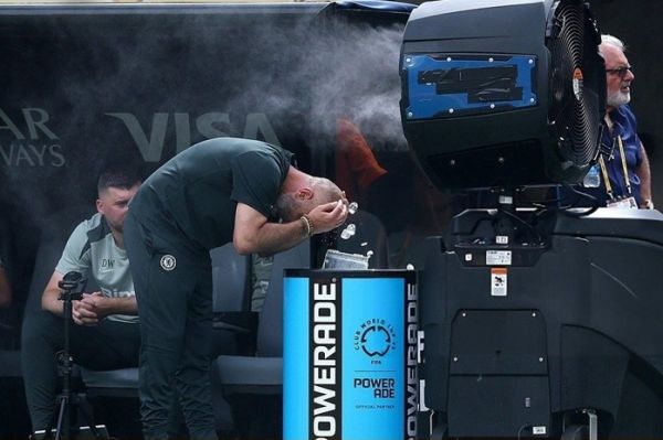  سرمربی چلسی و پناه بردن به کمپرس یخ از شدت گرما  عکس