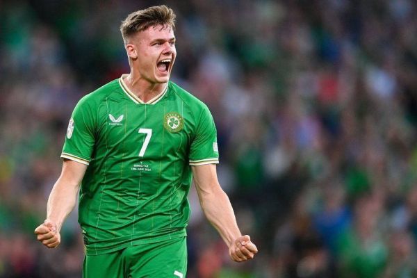  گلزن ایرلندی برایتون در لیست خرید رم