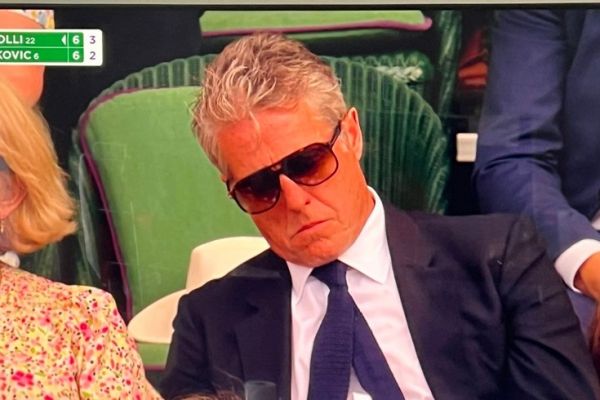  عکس؛ چرت زدن ستاره هالیوود در جریان مسابقه نواک جوکوویچ