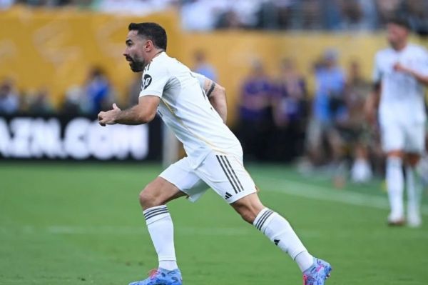 همه رفتند و فقط دنی کارواخال ماند کاریکاتور