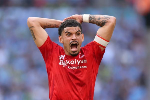 ناتینگهام فارست انتقال گیبس وایت به تاتنهام را به حالت تعلیق در آورد