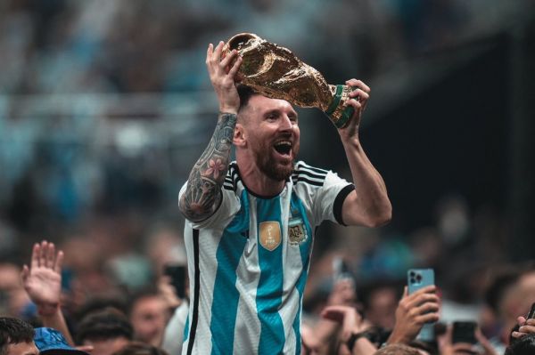 بازیکنانی که سه گانه رویایی فوتبال را فتح کردهاند