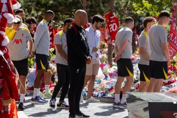  هزاران شاخه گل در اطراف آنفیلد به یاد ژوتا  عکس