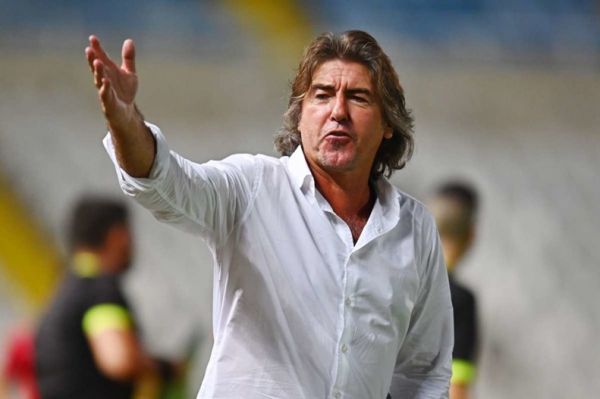 ساپینتو حضور بازیکنان خارجی در ایران سخت است