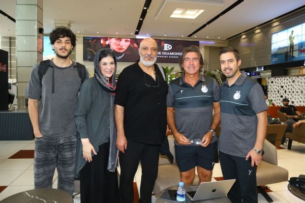  حضور امیر جعفری و همسرش در فرودگاه و دیدار با استقلالی‌ها + عکس