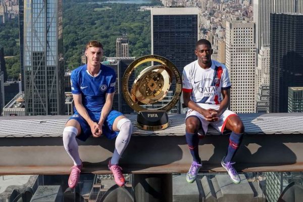 دو ستاره دو تیم فینالیست جام جهانی باشگاهها کنار جام قهرمانی این رقابتها