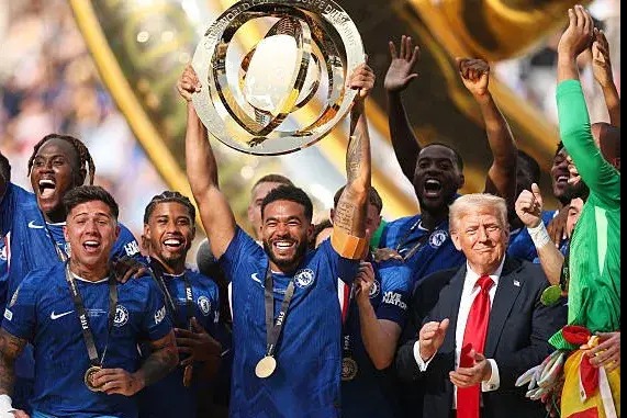  تعجب کاربران شبکه‌های اجتماعی از رفتار عجیب ترامپ در مراسم اهدای جام