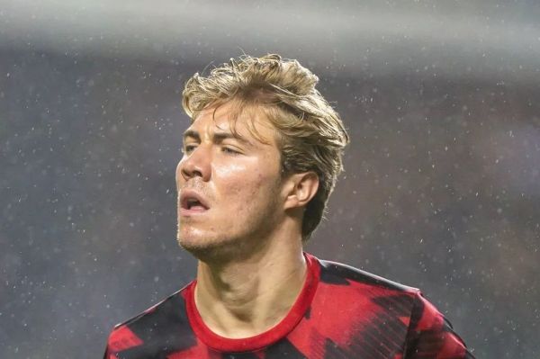 موضع ستاره ناکام منچستریونایتد پس از جستجوهای این تیم برای مهاجمی جدید