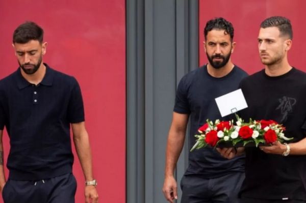 کار زیبای اعضای منچستریونایتد در ادای احترام به ستاره درگذشته لیورپول