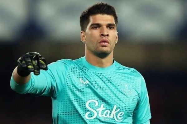  ادعای یک خبرگزاری  پاسخ منفی دروازه‌بان پرتغالی به استقلال