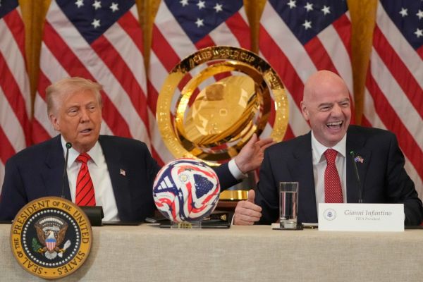انتقاد رسانهها از استفاده ابزاری رئیس فیفا از دونالد ترامپ