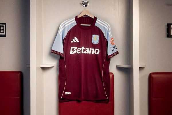  رونمایی از لباس جدید استون ویلا در فصل جدید لیگ جزیره