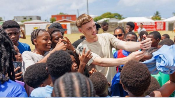  سلفی ستاره چلسی با مردم جزیره زادگاه پدربزرگش