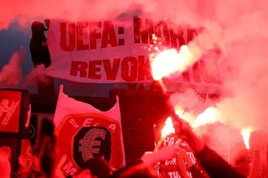  خشم شدید علیه یوفا در لندن  عکس