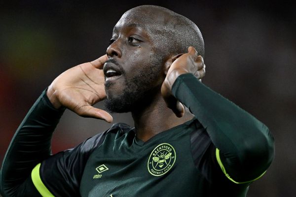 علاقه نیوکاسل به مهاجم برنتفورد، زنگ خطری برای منچستریونایتد