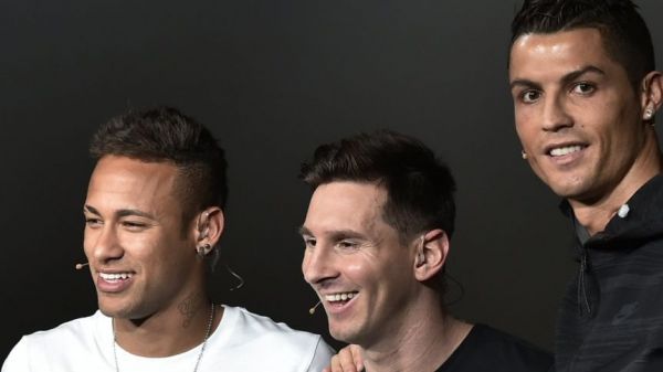 نیمار و یادگاریهایی که از مسی، سوارز و رونالدو در خانهاش دارد عکس