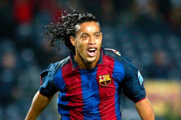 وقتی بارسلونا، رونالدینیو را از چنگ منچستریونایتد درآورد