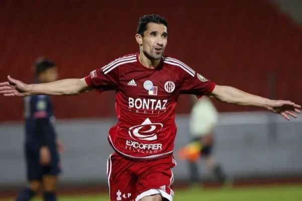 مهاجمی که در سن 51 سالگی بازنشسته شد