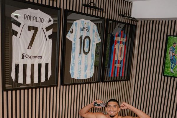  عکس؛ بازیکن بارسلونا و رونمایی از یادگاری‌های مسی و رونالدو در خانه‌اش