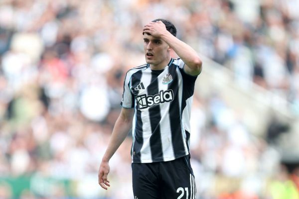  باشگاه انگلیسی آماده پرداخت یک رقم نجومی برای مدافع نیوکاسل