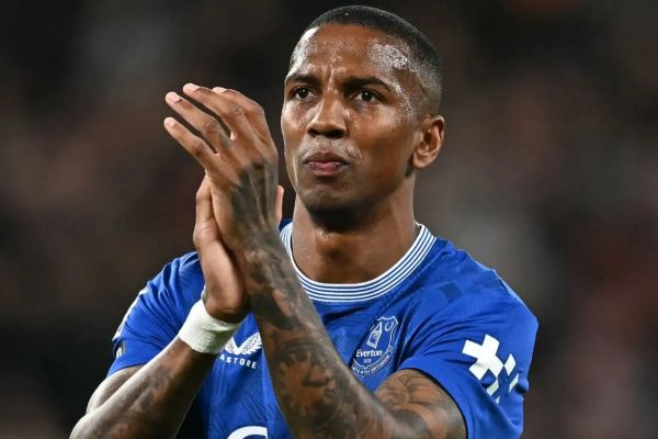  اشلی یانگ در 40 سالگی تیم جدید پیدا کرد