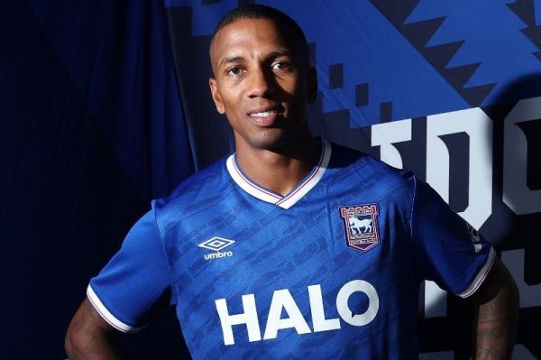  رسمی؛ اشلی یانگ در ۴۰ سالگی به ایپسویچ تاون پیوست