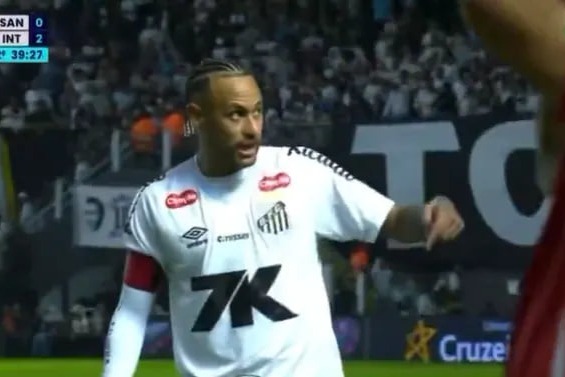  خوشحالی نیمار برای توپی که به گل تبدیل نشد  عکس