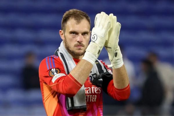 دروازهبان لیون در آستانه انتقال به لیگ برتر انگلیس