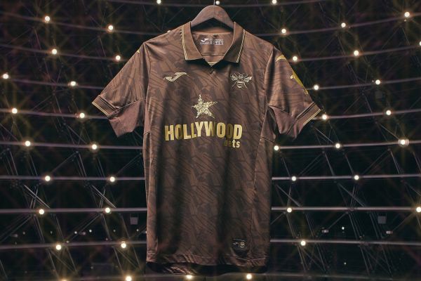 رونمایی رسمی از کیت دوم جدید برنتفورد