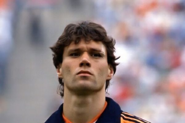 مارکو فان باستن؛ افسانهای که تا ۲۸ سالگی کارنامهای تاریخی ساخت