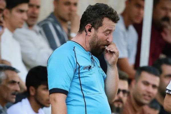  کمک داور فینال محلات؛ پرچم زدن با استعمال سیگار   عکس