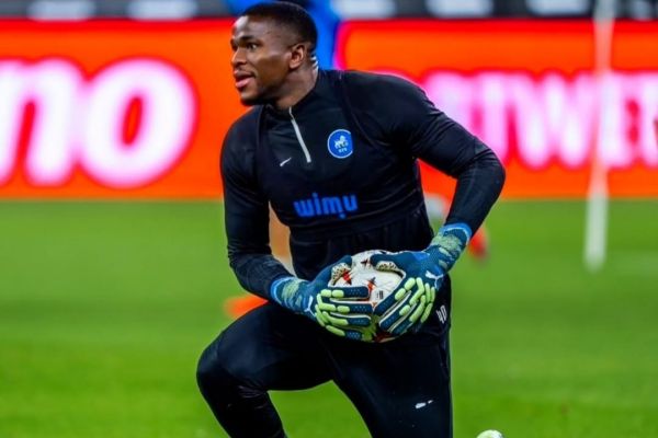 دروازهبان مد نظر استقلال در حال خوشگذرانی در کامرون عکس