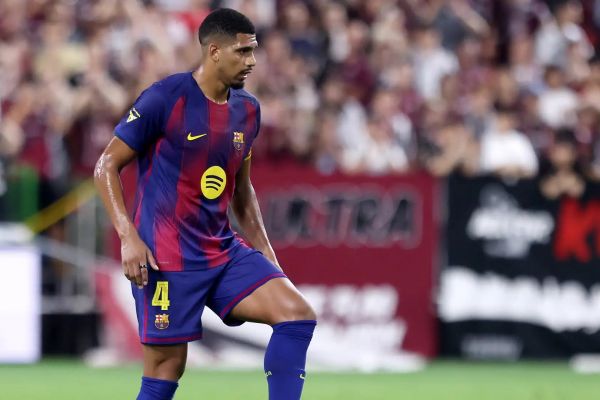 فلیک به شایعات جدایی ستاره تیمش پایان داد