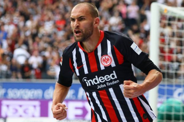 مهاجمی که رکوردش فاصلهای با گیوکرش ندارد عکس