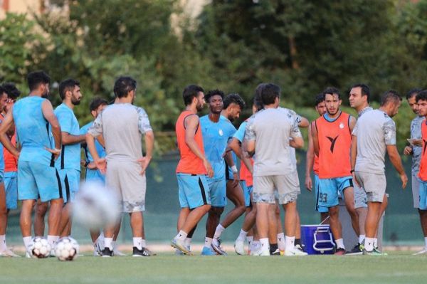  اوضاع ناآرام استقلال و فرار تاکتیکی بازیکنان در فرودگاه