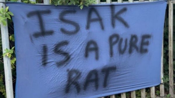  بنر جنجالی علیه ستاره لیگ جزیره؛ او یک موش است