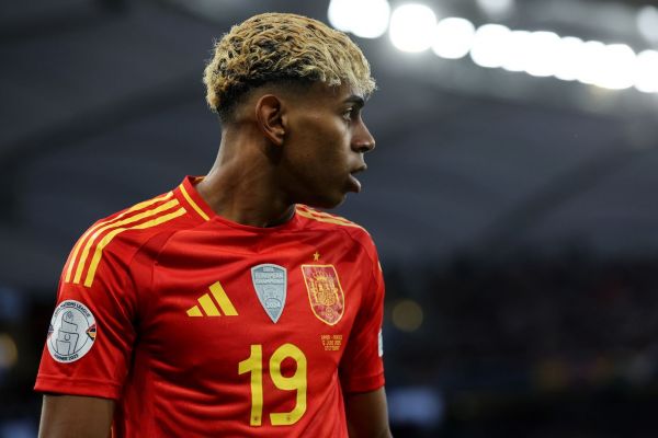 خراب شدن طعنهآمیز نقاشی یامال در بارسلون عکس