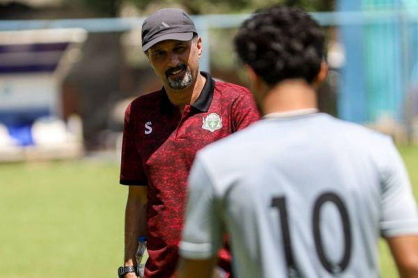  حسینی  پیشنهادات مختلفی داشتم و تصمیم گرفتم بمانم