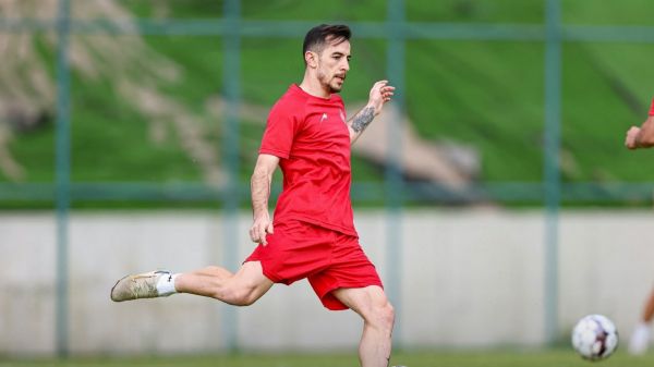 اختصاصی فرشاد احمدزاده در پرسپولیس ماندنی شد