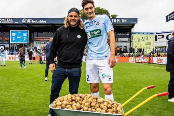  جایزه عجیب در لیگ دانمارک؛ ۵۵ کیلو سیب‌زمینی برای بهترین بازیکن زمین