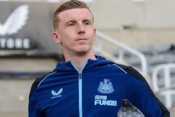  نیوکاسل به انگلیس برگشت، اما بدون یک بازیکن