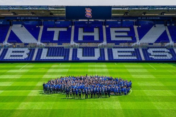 عکس تیمی باورنکردنی بیرمنگامسیتی؛ ۵۵۸ عضو در یک قاب