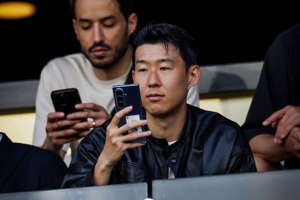 سون هیونگ مین در حال تماشای بازی تیم جدیدش